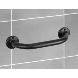 Schwarzer Wenko Badewannengriff Basic aus Edelstahl, montiert an grauer Wand.