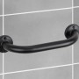 Schwarzer Wenko Badewannengriff Basic aus Edelstahl, montiert an grauer Wand.
