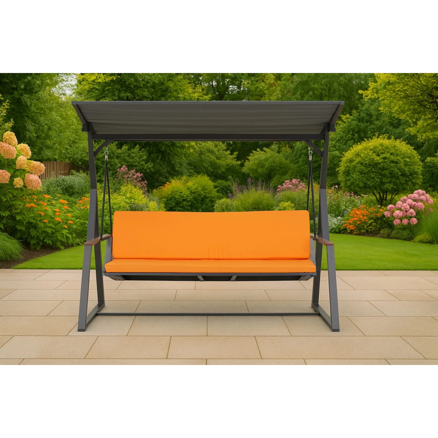 Orangefarbenes Polster für 3-Sitzer Hollywoodschaukel im Garten.