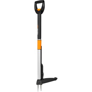 Fiskars Smartfit Teleskop-Unkrautstecher für rückenschonendes Unkraut entfernen im Garten.
