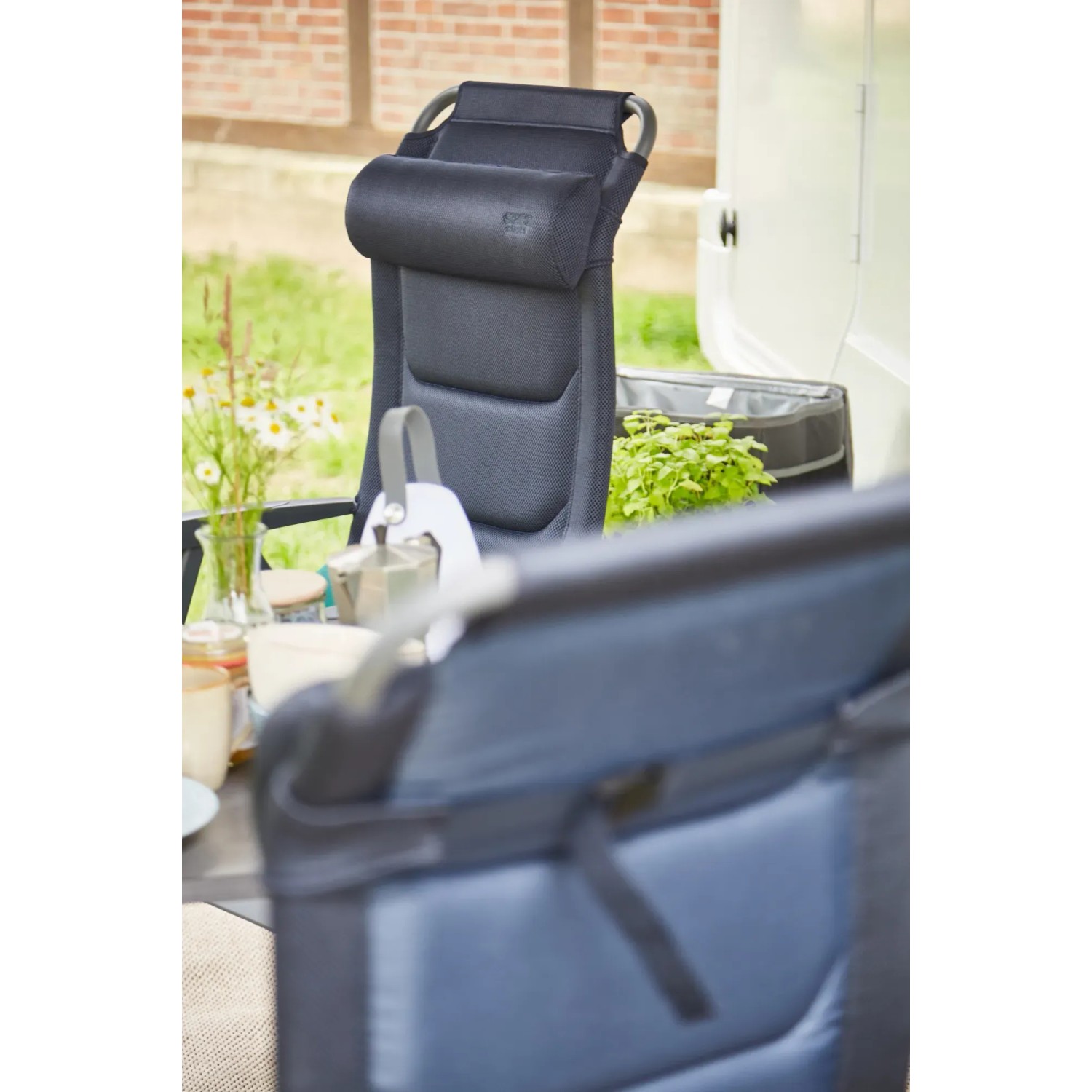 Dunkelblauer Siena Garden Campingsessel Premium mit AirMesh Bezug und Kopfstütze.