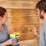 Holzschutz-Lasur Farblos von Xyladecor beim Auftragen auf eine Holzwand.