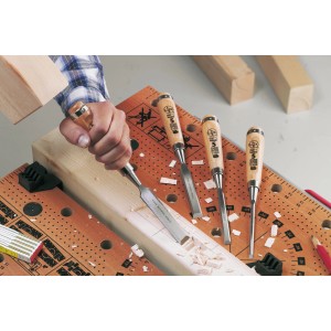 LUX Stechbeitel Set, 4-teilig, mit Weißbuchengriff in Aktion auf einer Werkbank.