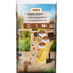 Sack OBI Spielplatz-Fallschutz 60l mit Holzhackschnitzeln vor Spielplatzkulisse.
