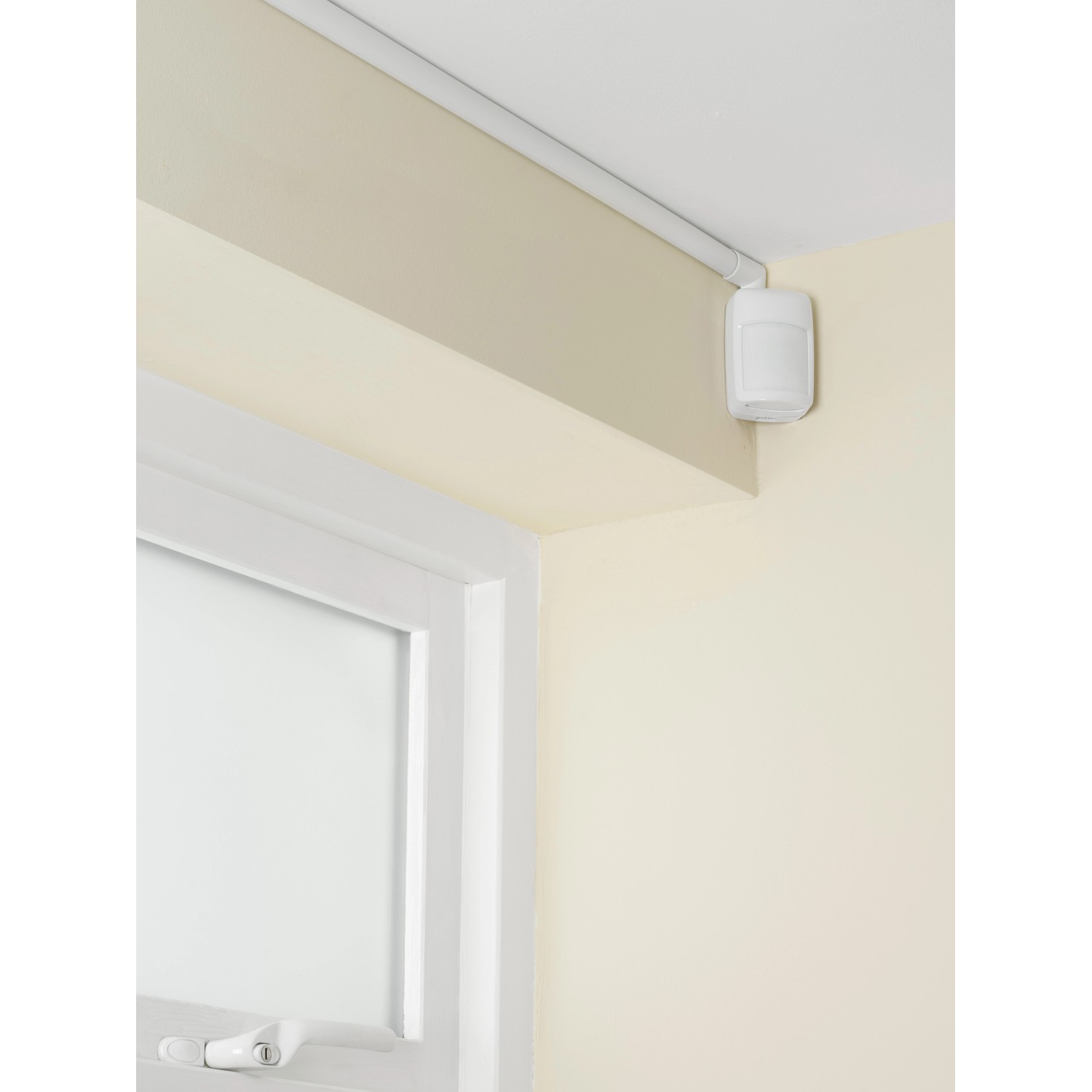 Weißer D-Line Kabelkanal (20x10 mm) an Decke und Wand verlegt.