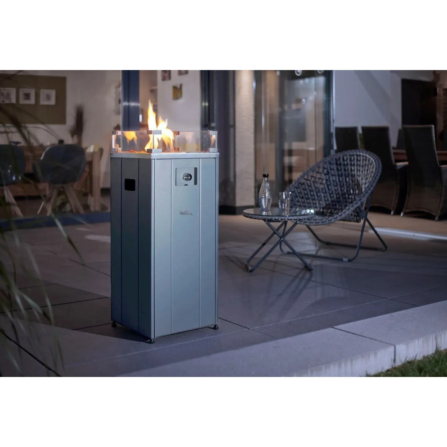 Buschbeck Terrassenheizer Loungefeuer Malta Grau 7,5 kW mit Flammen und Lavasteinen.