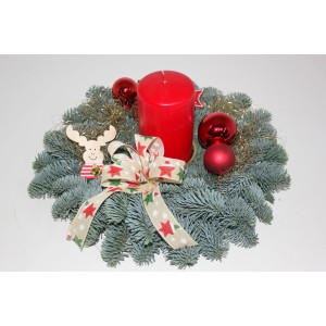 Adventsgesteck Nobilis, Ø 32cm, mit roter Kerze, Schleife, Kugeln und Holz-Elch als festliche Weihnachtsdeko.