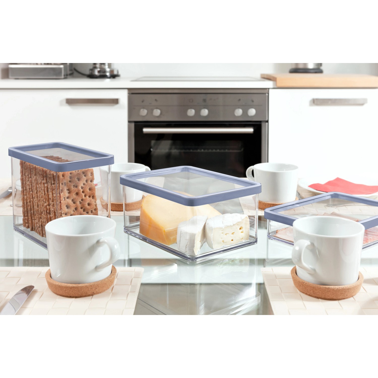 Rotho Premium Loft Dose 2,1 l in Horizon Blue mit Lebensmitteln, Teil der Küchenhelfer Serie.