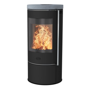 Schwarzer Fireplace Rondale Kaminofen mit Speckstein-Verkleidung und brennendem Feuer.