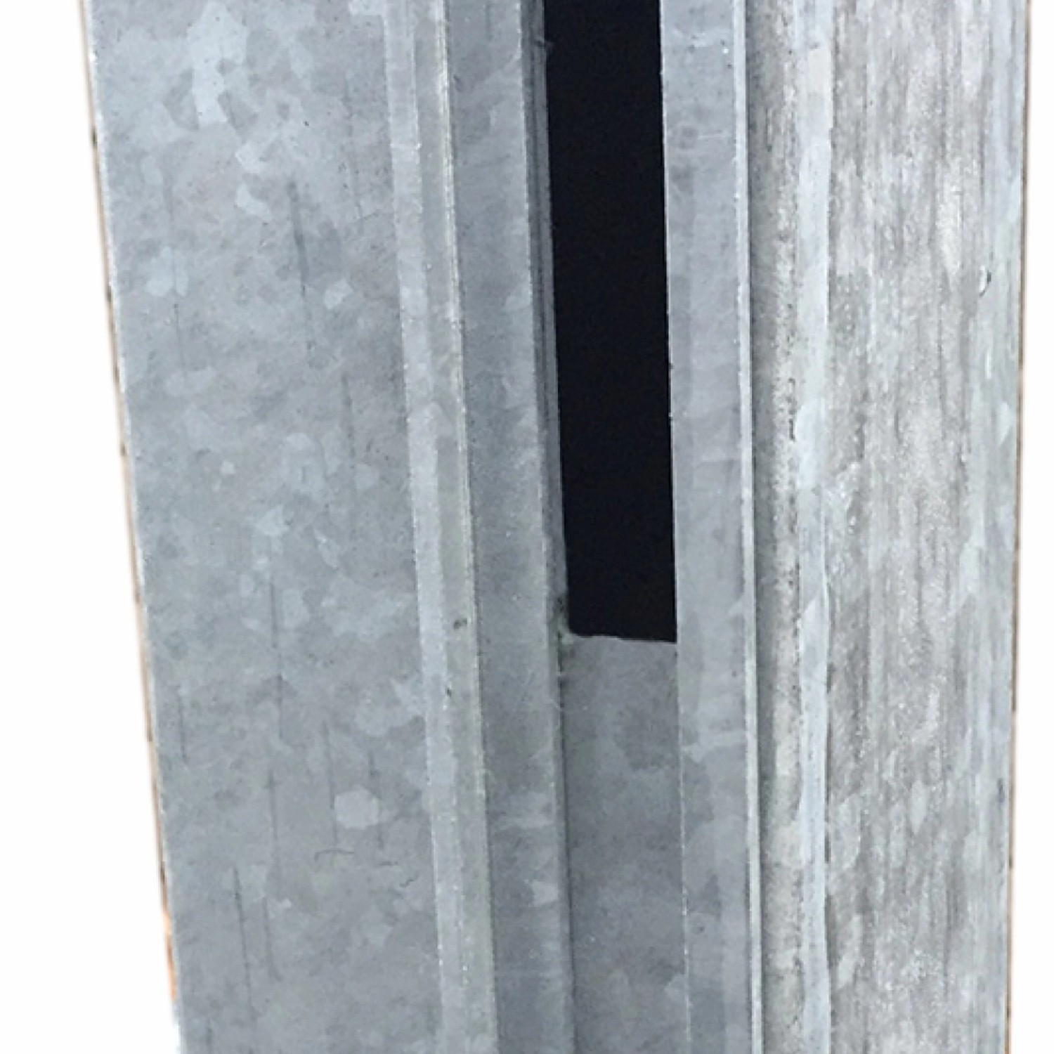 Detailaufnahme Pfosten für Artura WPC Gartentor, grauschwarz pulverbeschichtet.