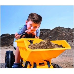 Kind auf gelbem BIG Jim Dumper Kipper mit Sand in Mulde, verstellbarer Sitz.