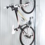 Biohort bikeMax Fahrradhalter im Gartenhaus AvantGarde: Fahrrad platzsparend an der Wand montiert.