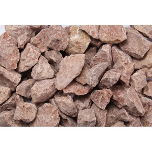 Nahaufnahme von rot-braunem Marmorbruch (25-50 mm) als Zierkies für den Garten.