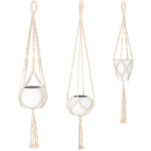 Drei weiße Makramee Blumenampeln mit unterschiedlichen Designs und weißen Töpfen.