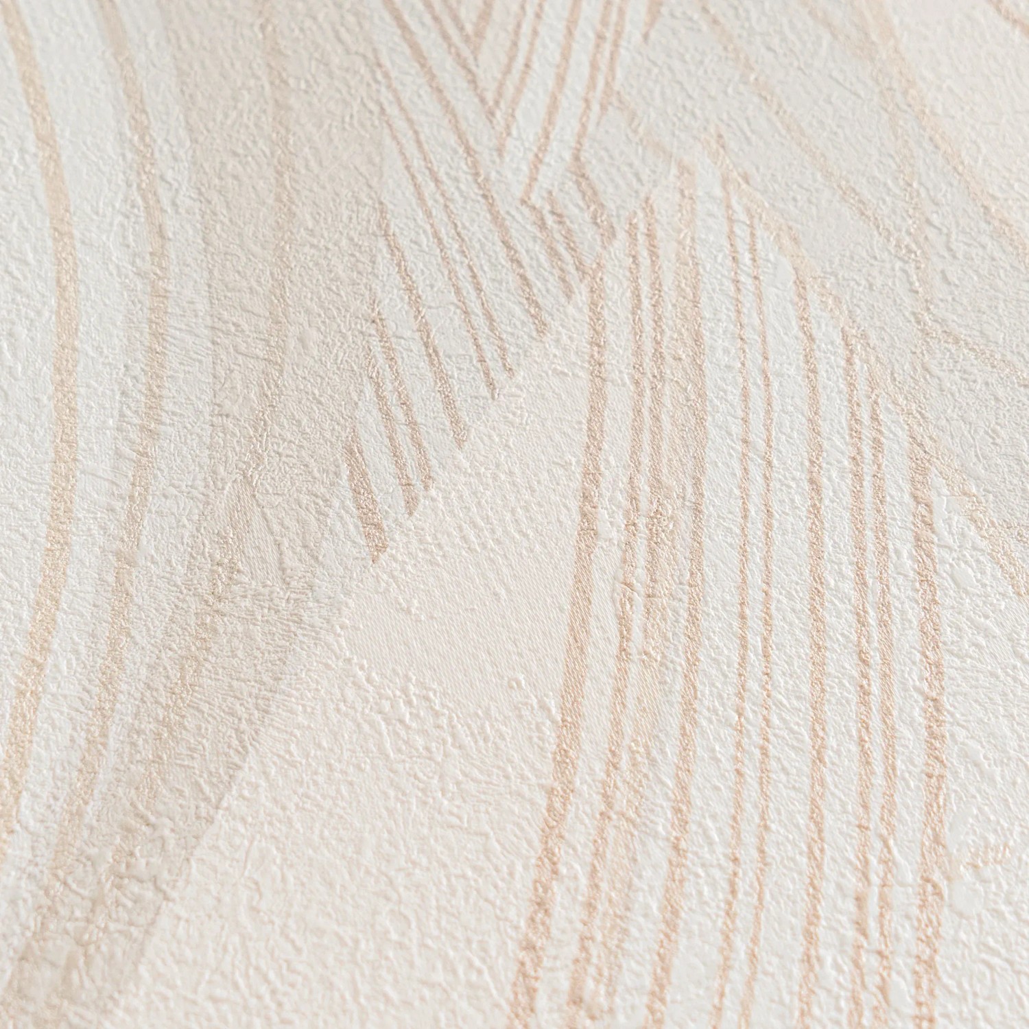Detailansicht der A.S. Creation Vliestapete mit floralem Blätter-Muster in Creme-Weiß.