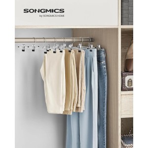 Songmics Hosenbügel-Set, 20-teilig, silber-schwarz, mit Hosen im Kleiderschrank.