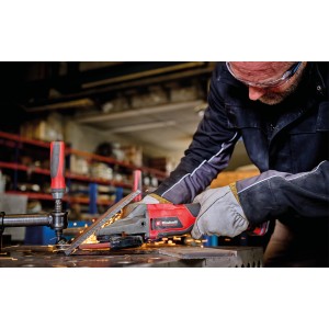 Einhell Akku-Winkelschleifer TP-AG 18/125 F in Aktion beim Schleifen von Metall.