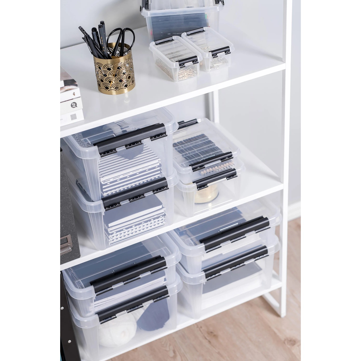 Regal mit transparenten SmartStore Aufbewahrungsboxen Classic mit Deckel.