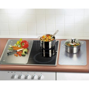 Allstar Herdabdeckplatten 2er-Set auf Glaskeramik-Kochfeld mit Gemüse und Töpfen.