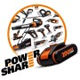 Worx PowerShare Akku 20V mit Worx Stichsäge und weiteren Worx Geräten im Hintergrund.