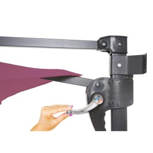 Detailaufnahme: Lavendel-roter Wandschirm Acerra mit Handkurbel. Kategorie: Sonnenschirme.