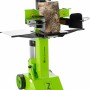 Zipper Holzspalter HS8TN: Vertikaler Holzspalter in Grün mit Holzstück zum Spalten.