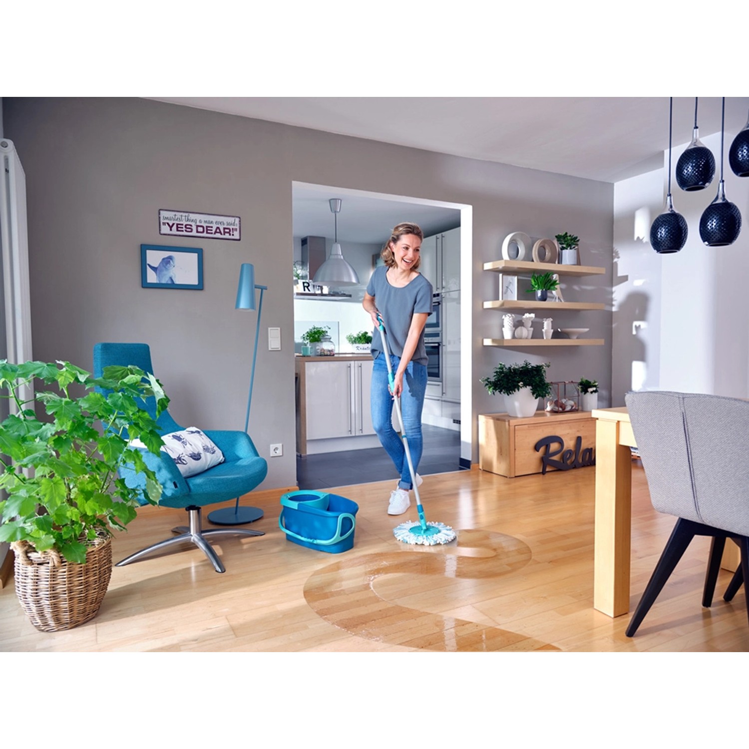 Frau wischt Holzboden mit Leifheit Clean Twist Disc Mop Ergo Reinigungsset.