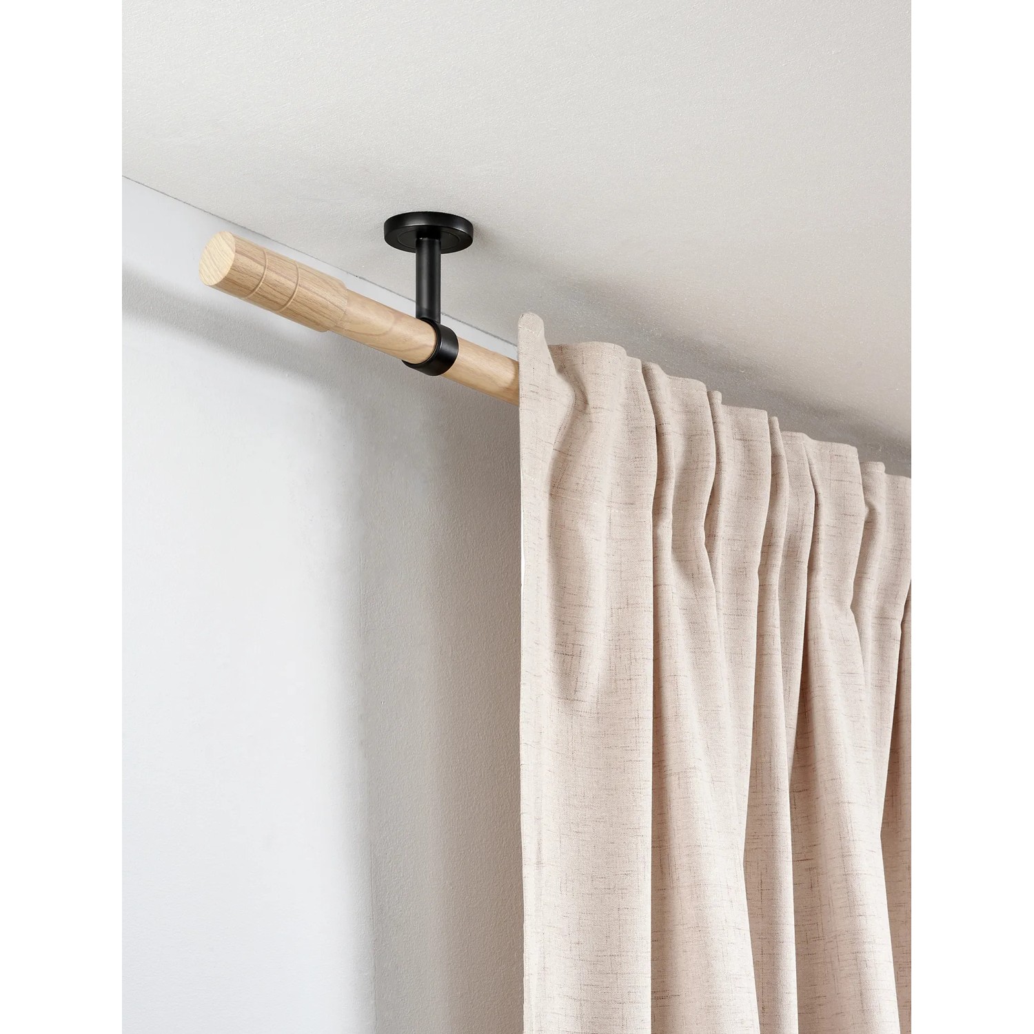 Gardinia Gardinenstange Denver, Ø 25 mm, 240 cm, braune Holzoptik mit beigem Vorhang.