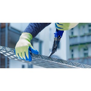 Hände mit LUX Schnittschutz-Handschuhen Gr. 8 schneiden Metall mit einer Schere.