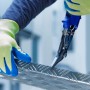 Hände mit LUX Schnittschutz-Handschuhen Gr. 8 schneiden Metall mit einer Schere.