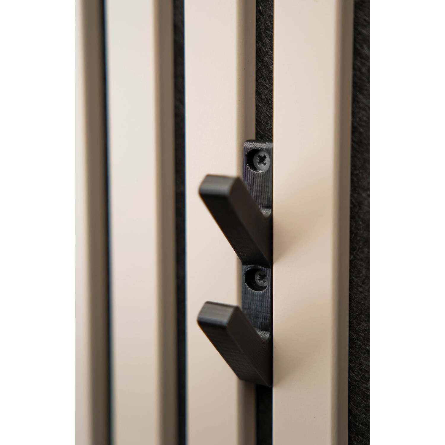 Denpanels 3D Haken, 2er-Set, schwarz, zur Montage an Akustikpaneelen.
