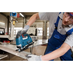 Bosch Professional GST 90 BE Stichsäge im Einsatz, blau, mit Handwerkerkoffer.