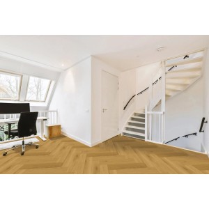 Klebe-Vinylboden Herringbone Luciano Oak in heller Holzoptik im Fischgrätmuster, verlegt in einem modernen Raum mit Schreibtisch und Treppe.