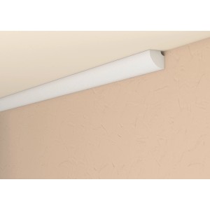 Weißes Decorate Zierprofil KZL01 (1,5 m) an Wand und Decke.
