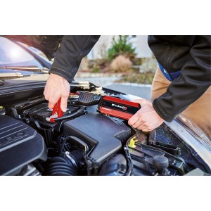 Einhell Power Bank CE-JS 8 beim Starthilfe geben an einer Autobatterie.