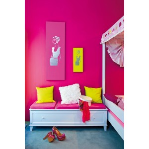 Wohnraum mit Wand-Akzentfarbe Marabu Edelmatt Pink Candy und dekorativen Elementen.