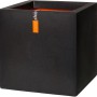Schwarzer, viereckiger Capi Pflanztopf Smooth, 41x41x41 cm, geeignet für Innen- und Außenbereich.