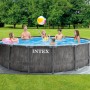 Intex Frame Pool Set Prism Greywood Ø 457 cm mit Familie im Garten.