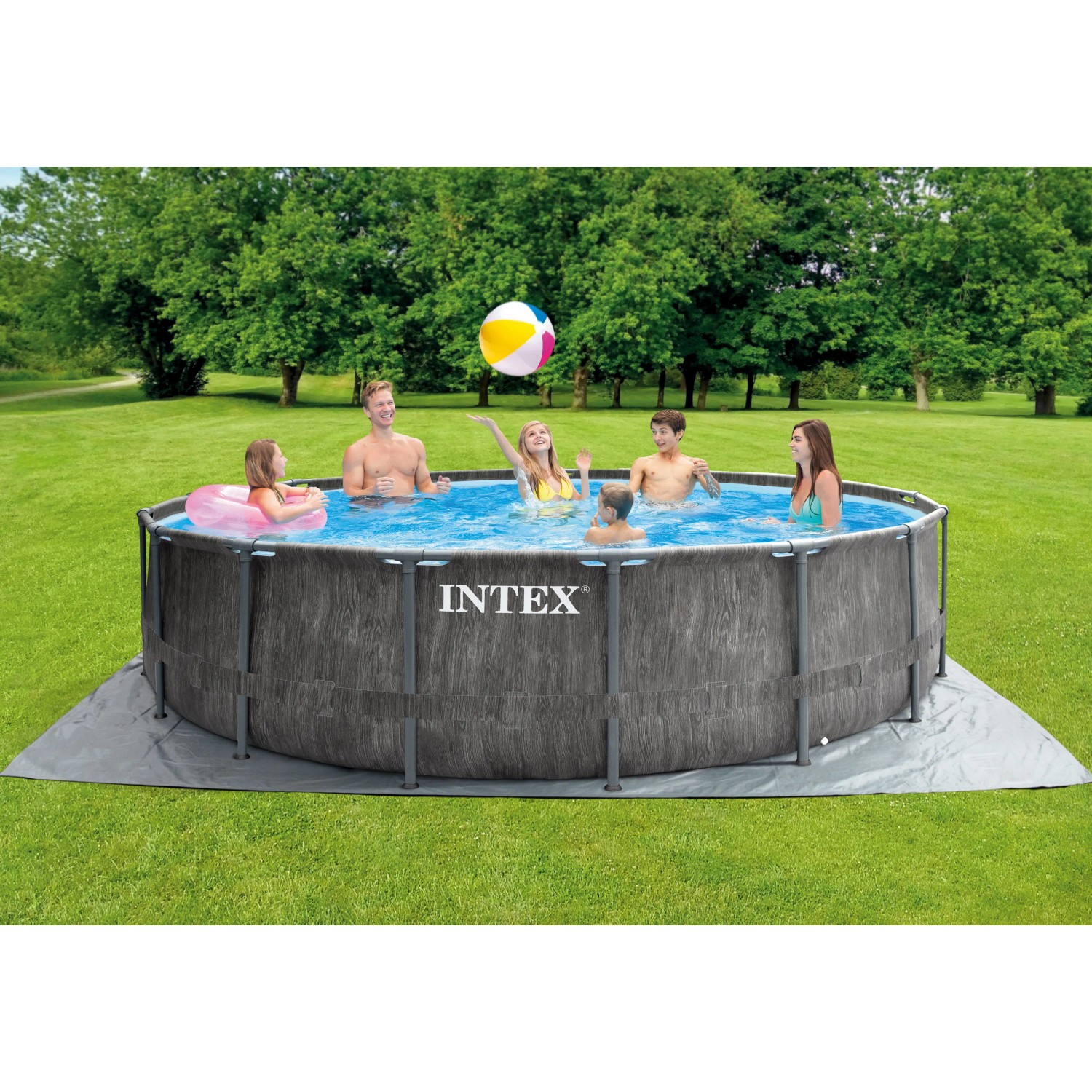 Intex Frame Pool Set Prism Greywood Ø 457 cm mit Familie im Garten.