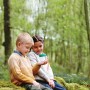 Zwei Kinder betrachten Insekt im Hape Entdecker Käferglas. Spielzeug für kleine Naturforscher.