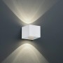 Moderne, weiße Trio LED-Außenwandleuchte Cordoba mit Lichteffekt nach oben und unten.