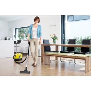 Frau saugt mit gelbem Kärcher Staubsauger DS 6 mit Wasserfilter den Boden.