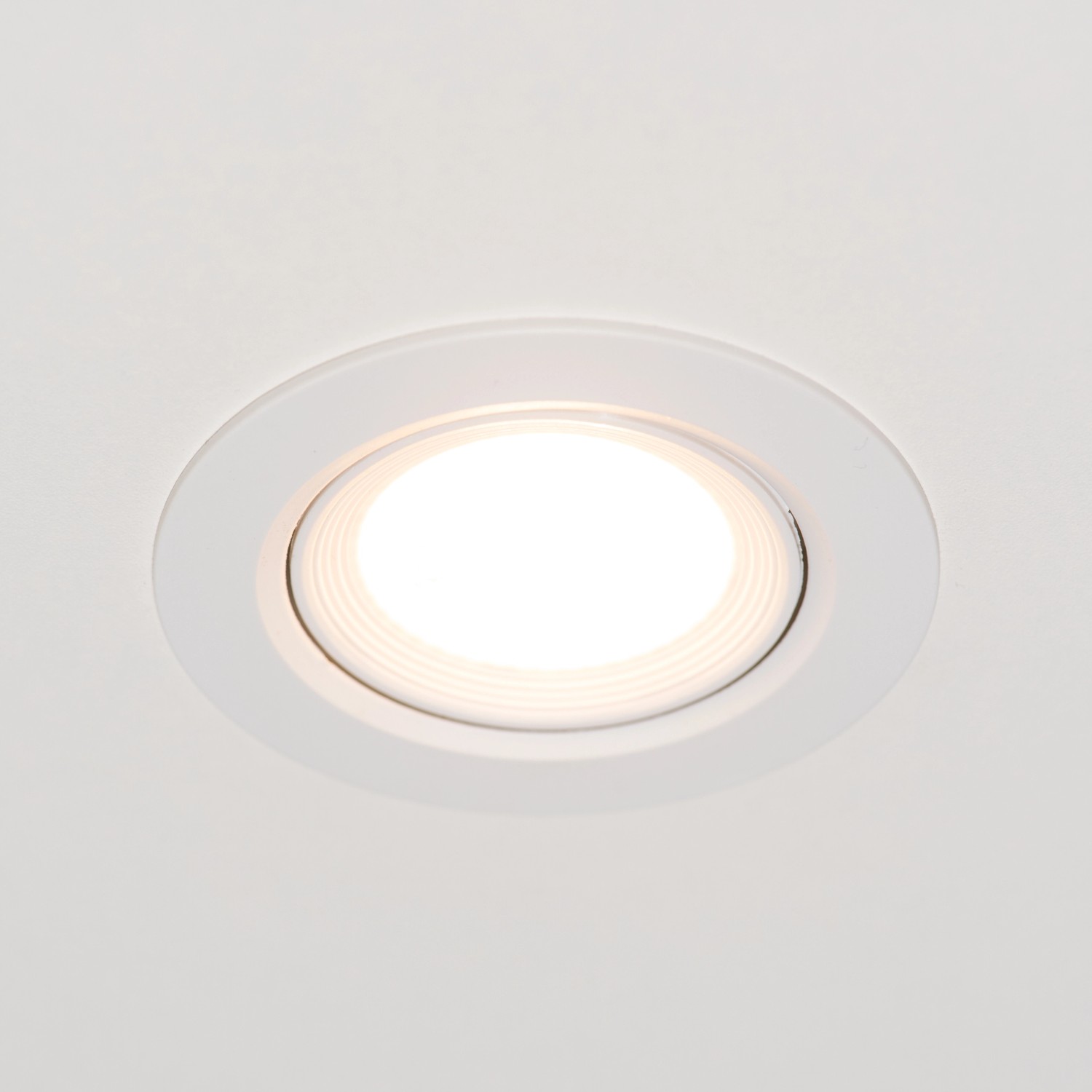 Weißer, dimmbarer LED-Einbaustrahler (3er-Set) mit warmweißem Licht für den Innenbereich.