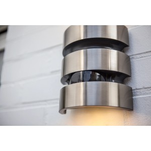 Moderne Lutec LED-Außenwandleuchte Maya aus Edelstahl mit Bewegungsmelder an weißer Wand.