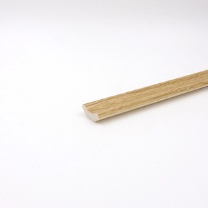 Helle Hohlkehlleiste aus Eiche, 22x22x2500 mm, für einen sauberen Wandabschluss.