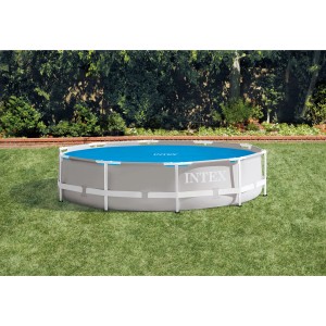 Runder Intex Easy & Frame Pool Ø 305 cm mit blauer Solarabdeckplane im Garten.