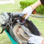 Worx Akku-Mini-Winkelschleifer WX801.9 im Einsatz zum Schärfen eines Rasenmähermessers.