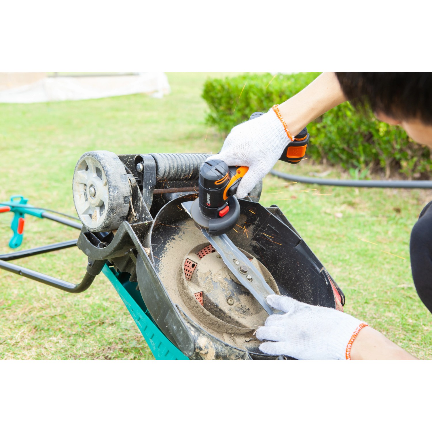 Worx Akku-Mini-Winkelschleifer WX801.9 im Einsatz zum Schärfen eines Rasenmähermessers.