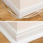 Weißer D-Line Kabelkanal (22x22mm) an einer Wand montiert, verdeckt Kabel.