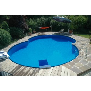 Blauer BWT Achtformpool Premium (6,25x3,6x1,35m) im Garten, umrandet von Holzdeck und Steinen.
